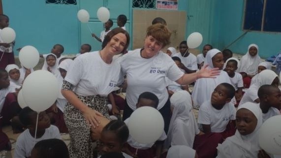 Мария Силвестър дари паста за зъби и четки на сираци в Занзибар